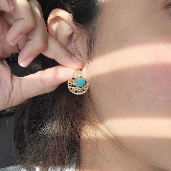 New handmade gold tone wire with crystals studs - Picture 5 of 9